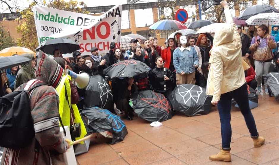 Hoy los alumnos del Conservatorio Superior de Música Manuel Castillo de Sevilla han salido en manifestación.

¡Por unas Enseñanzas Artísticas Superiores de Calidad! 💪🏽🎶