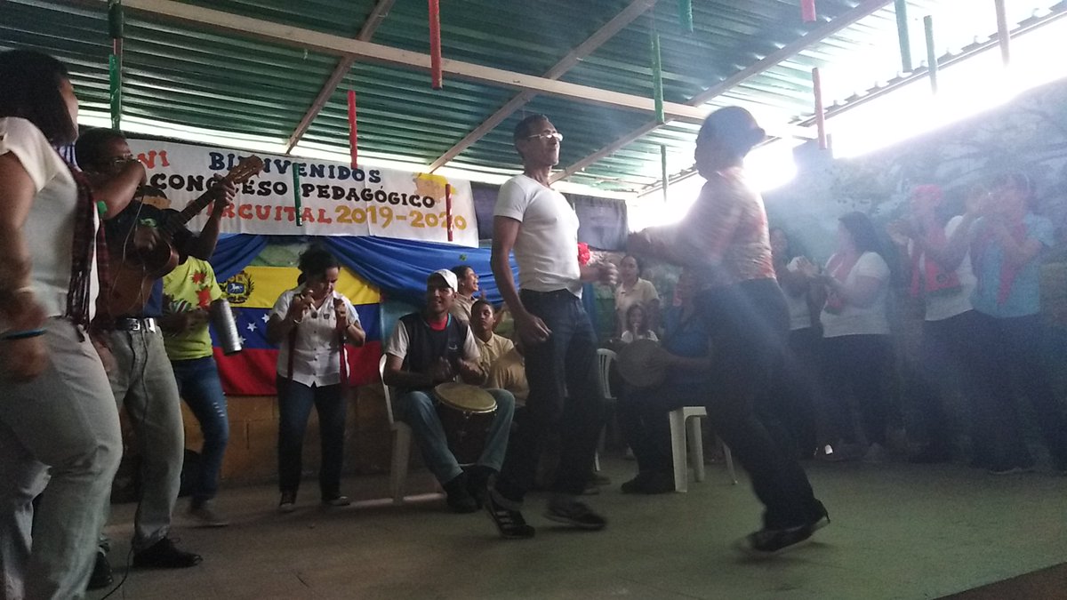 Parrandas al momento, disfrutando en familia circuito 4 MBI  #CongresoPedagogicoCircuita2019 <a href="/leoalvacabrera/">Prof. Leonardo Alvarado</a> <a href="/RMarcoTorres/">Rodolfo Marco Torres</a> <a href="/NicolasMaduro/">Nicolás Maduro</a> @psuvaristobulo <a href="/CRIFPMA/">CRIFPMA</a> <a href="/cen_araguaney/">araguaney</a> <a href="/cenamec_centros/">Coordinación Nacional de los Centros</a> <a href="/DePermanente1/">Centro Inv y Form Docente Mario Briceño</a> @ZE_Aragua @SZea2019 @josevsierra <a href="/RosangelaOrozco/">Rosangela Orozco</a>