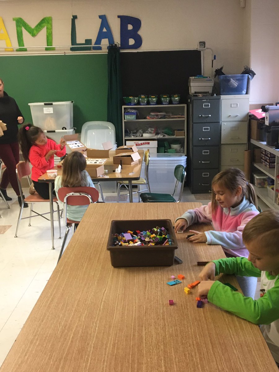MrsBergerson's tweet photo. Exploring Light and Sound in the STEAM Lab!  #Blasellbees https://t.co/3EeERaYJSd