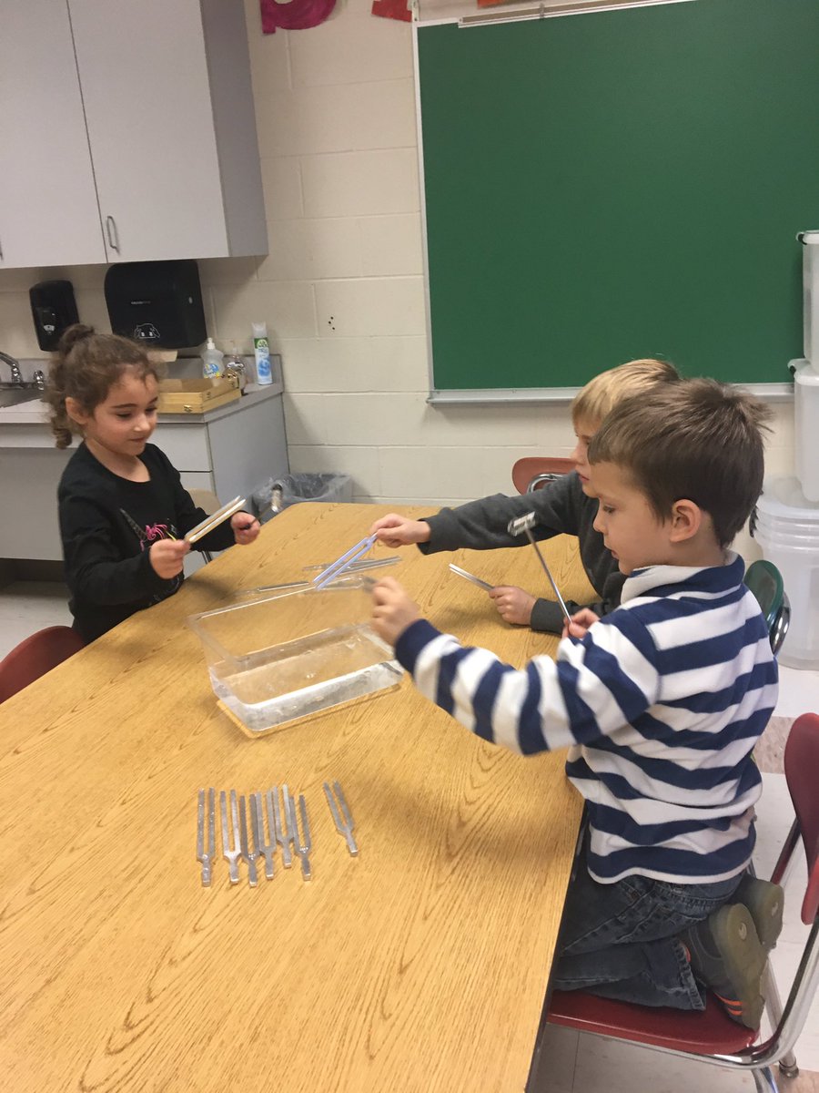 MrsBergerson's tweet photo. Exploring Light and Sound in the STEAM Lab!  #Blasellbees https://t.co/3EeERaYJSd
