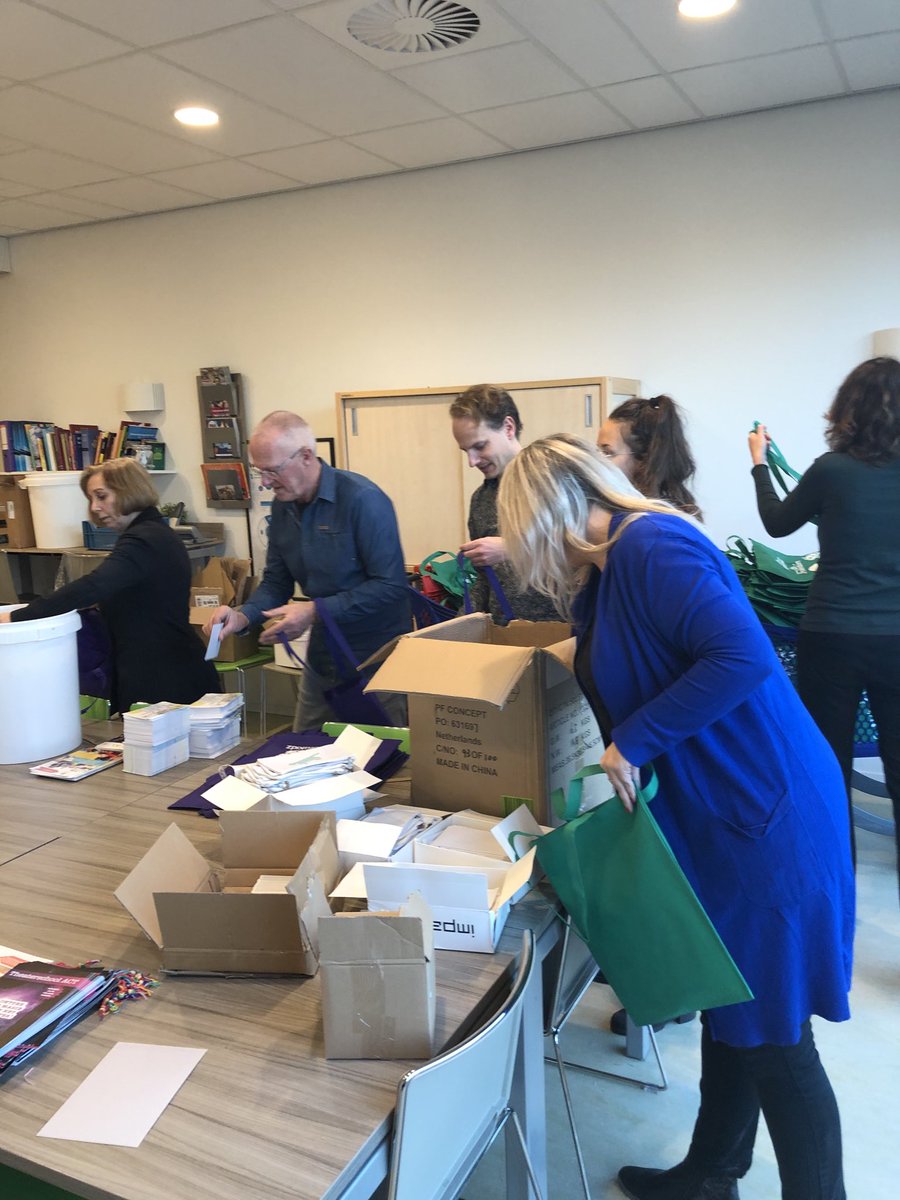 #teamwork #sinterklaas op #IJburg ⁦<a href="/bsposeidon/">Basisschool Poseidon</a>⁩ <a href="/Neptunus_WNT/">DaltonschoolNeptunus</a>⁩