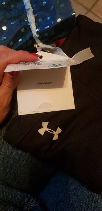 Merci au petit soumis qui m'a offert ce beau jogging pour aller au sport :)  Si tu es sur Twitter, fais<a href="/tag/pkn"class="tags"><span>#pkn</span></a><a href="/tag/poken"class="tags"><span>#poken</span></a><a href="/tag/pokmi"class="tags"><span>#pokmi</span></a><a href="/tag/pokenarmy"class="tags"><span>#pokenarmy</span></a>