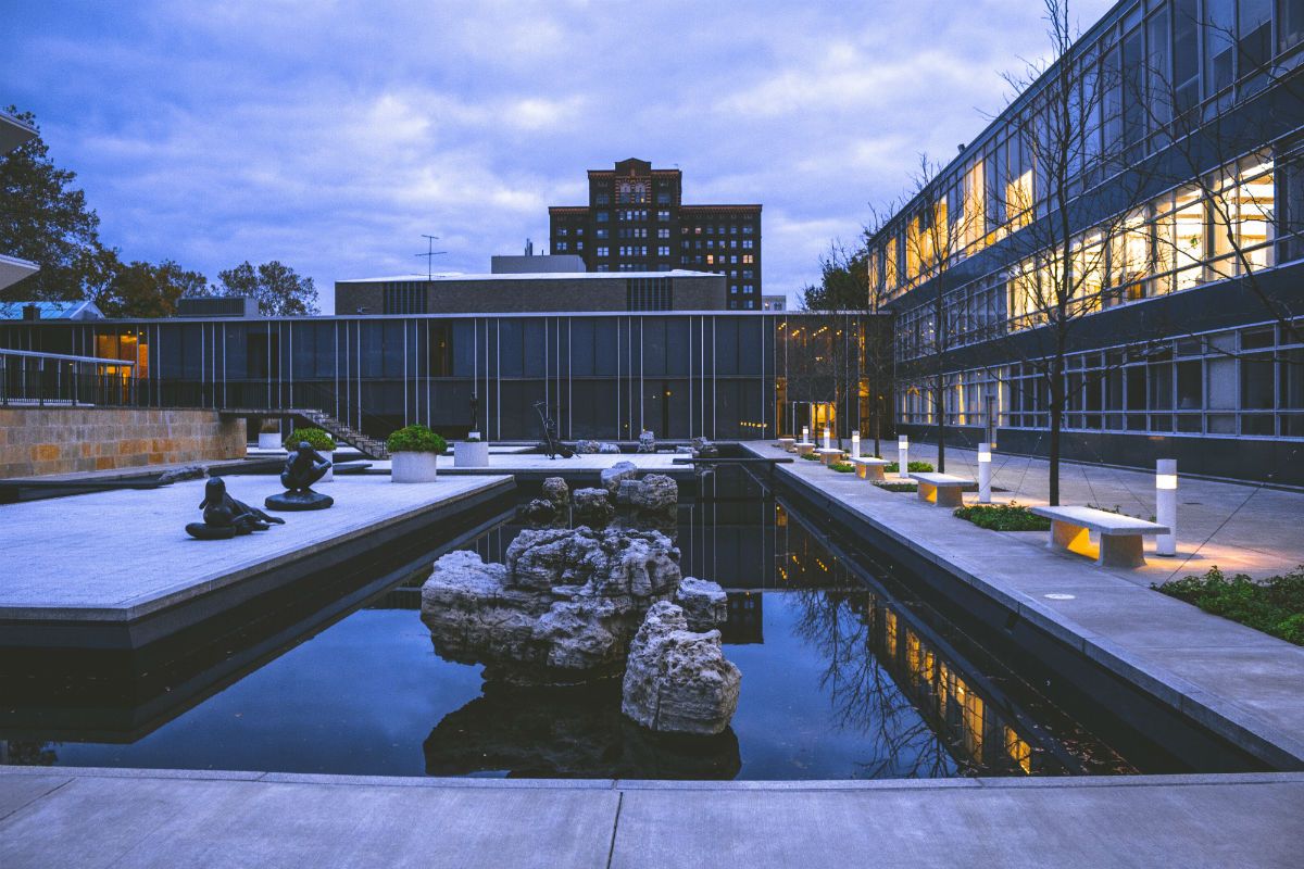 waynestate's tweet image. “Yamasaki Reflecting Pool”

#PhotoOfTheDay 📸: Jeff Paik
Share your pics and videos at buff.ly/2MfoBjV. 
#WayneState #ReflectingPool