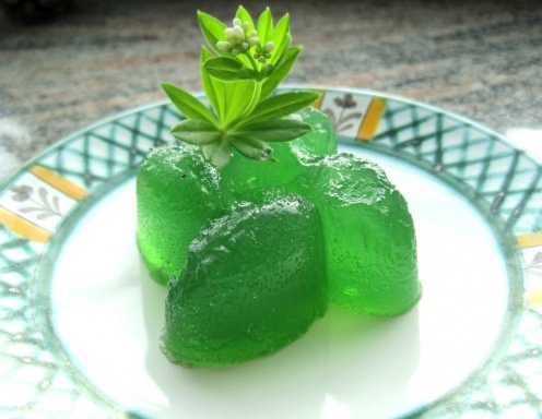 Holly Twitterren ドイツの伝統菓子を紹介する本に載っていた緑色のゼリー Gotterspeise 神々の食べ物 なる仰々しい名前のインパクトもさることながら カエルの煮こごり という別名とのギャップがひどすぎるw クルマバソウというハーブのシロップで緑色にするのか Holly Twitterren ドイツの伝統菓子を紹介する本に載っていた緑色のゼリー Gotterspeise 神々の食べ物 なる仰々しい名前のインパクトもさることながら カエルの煮こごり という別名とのギャップがひどすぎるw クルマバソウというハーブのシロップで緑色にするのか
