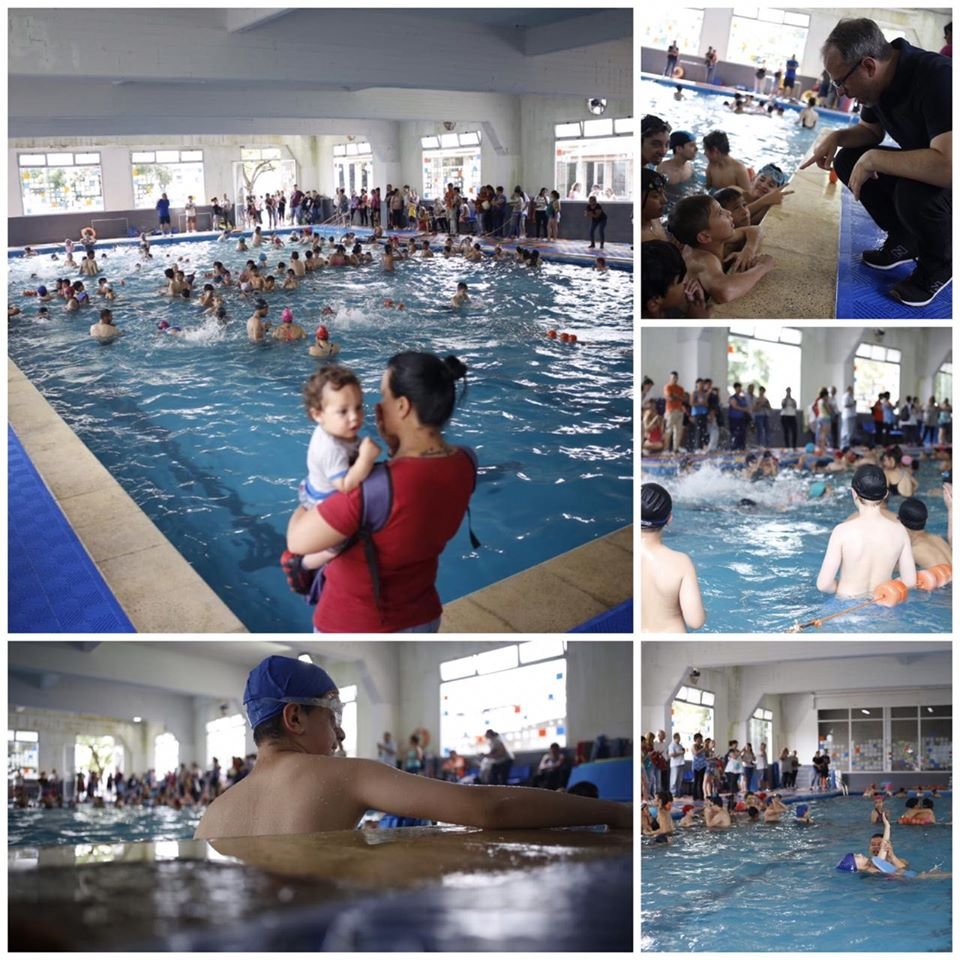 Municipalidad3F's tweet photo. TODOS AL AGUA 🌊

Ayer hicimos el cierre de las actividades del programa #3FAlAgua en las piletas del #CEDEM2 de #Caseros. Unos 2.000 alumnos de 32 escuelas realizaron una exhibición acuática para mostrarles a sus papás y mamás todo lo aprendido en el año. https://t.co/cHHkrpiBA6