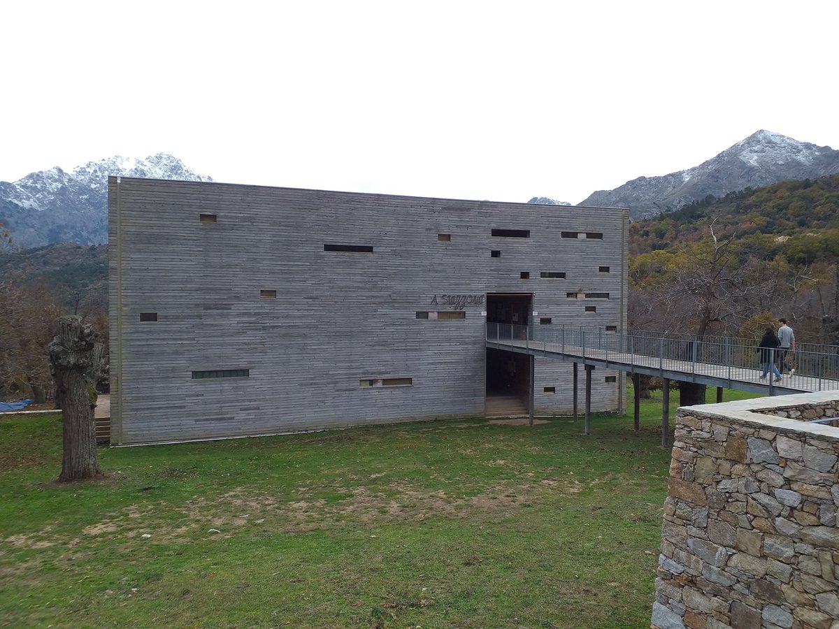 angelportoles's tweet photo. Esta tarde estamos en el teatro #Stazzona en #Pioggiola conociendo el modelo de desarrollo territorial y turístico, los retos ante la despoblación y el papel de la cultura #encuentrosperiféricos #AltoPalancia en #Córcega @EUErasmusPlus #ErasmusPlus @EUROPIMPULSE @peuuji #peuuji https://t.co/8aQBdIfL2K