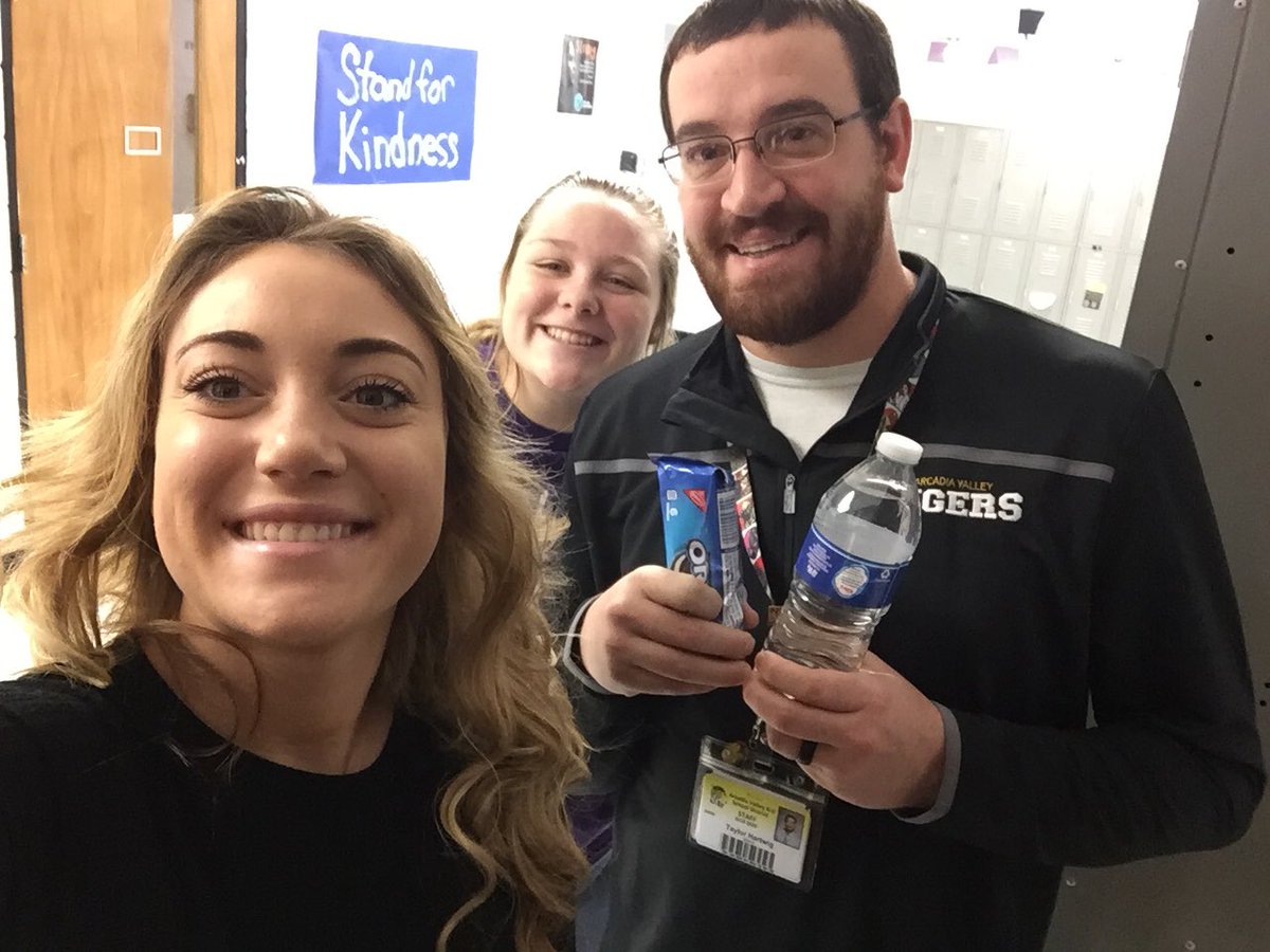 AvhsStuco's tweet photo. We hope our teachers enjoyed their treats for the day!💛🖤 #avhsmw #avtigerpride https://t.co/RDXgLjBk39