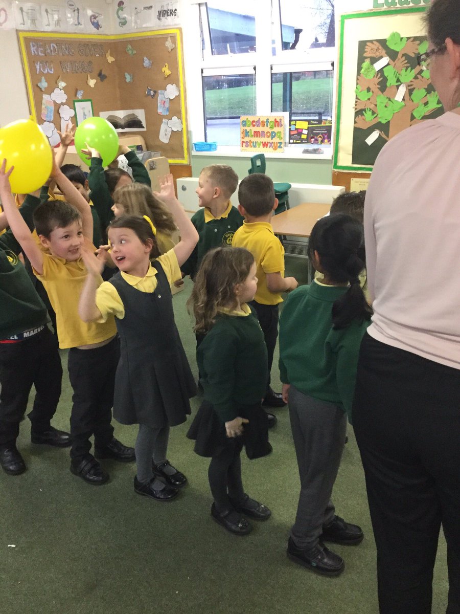 Y1_Windmill_CE's tweet photo. To celebrate 1W completing their reward chart, we enjoyed hot chocolate, marshmallows and balloon games 🍫🎈 https://t.co/iLnsR49KlP