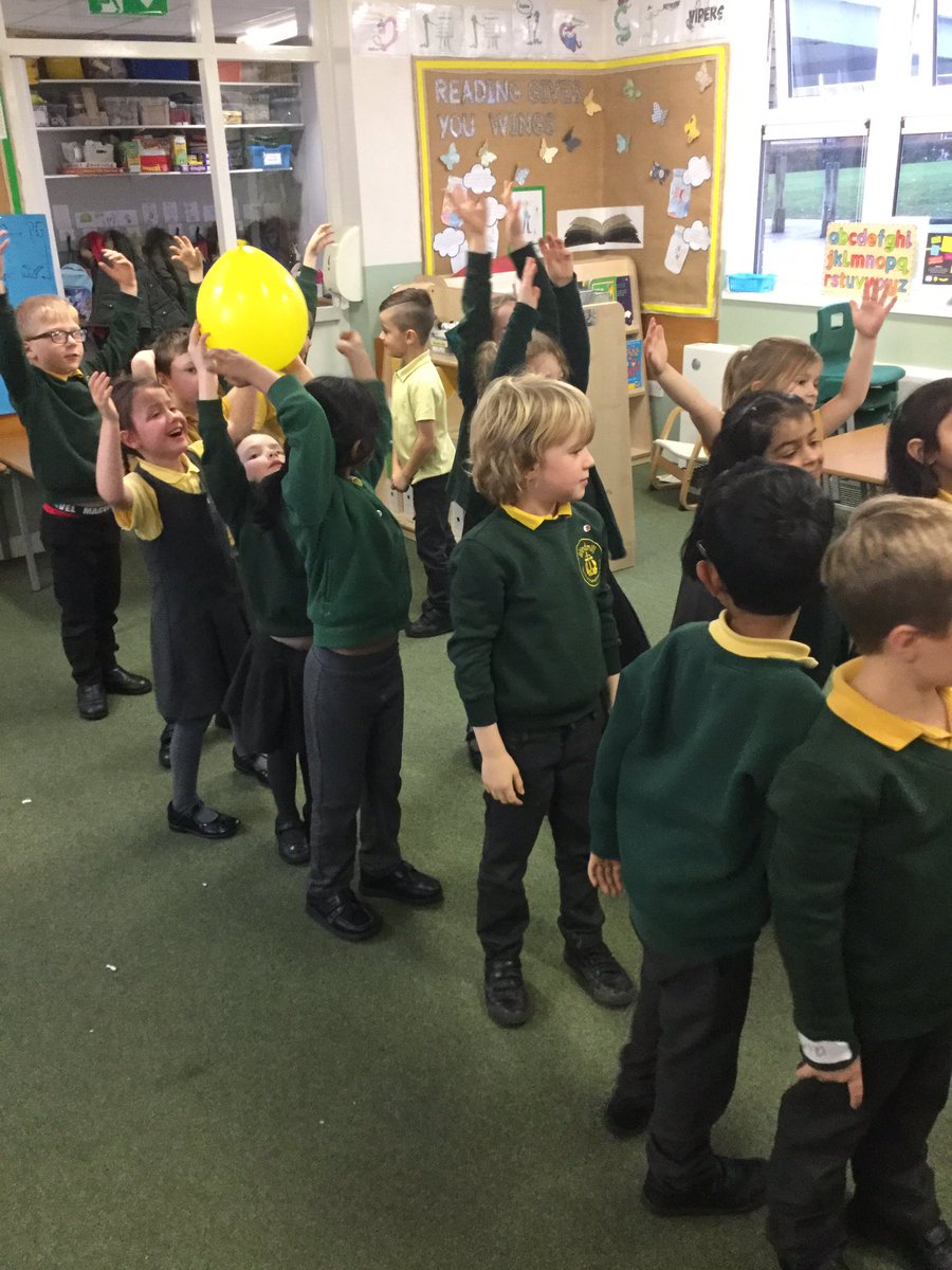 Y1_Windmill_CE's tweet photo. To celebrate 1W completing their reward chart, we enjoyed hot chocolate, marshmallows and balloon games 🍫🎈 https://t.co/iLnsR49KlP