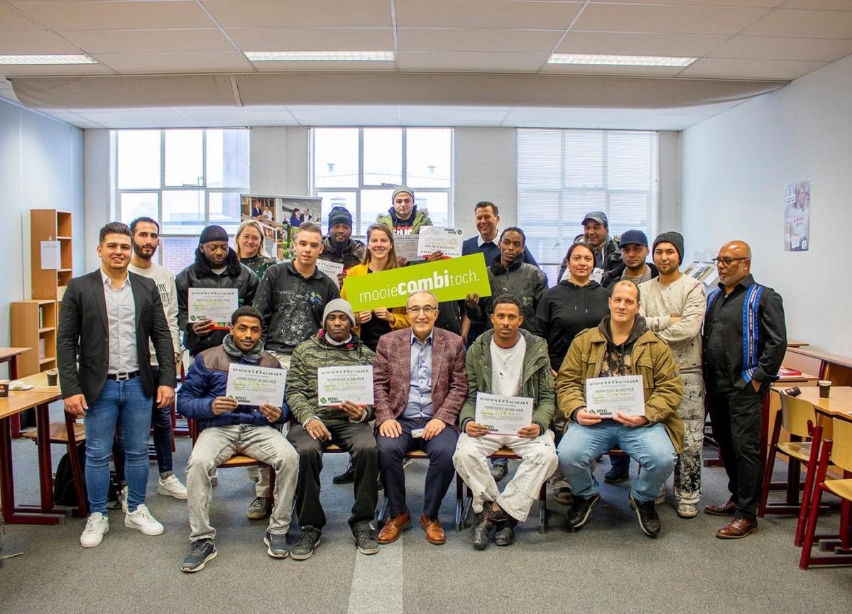 Uitreiking van certificaten aan 16 kandidaten van het Werkbedrijf Rijk van Nijmegen. Ze hebben een halfjarige opleiding gevolgd als assistent elektromonteur of assistent schilder. Na een lange periode van werkloosheid werken ze nu bij verschillende bedrijven. #mvosolutions