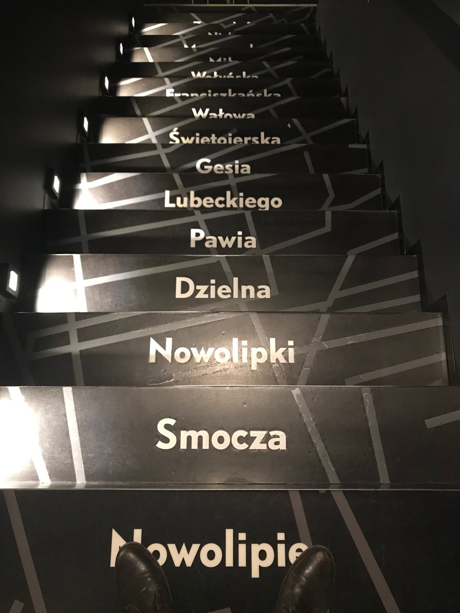 Part of the museum that is about the Warsaw ghetto makes you walk up and down stairs with names of ghetto streets on steps as if between the real two parts of the ghetto that were connected via a bridge over Chłodna street. Other pic: how the bridge really looked. 11/x