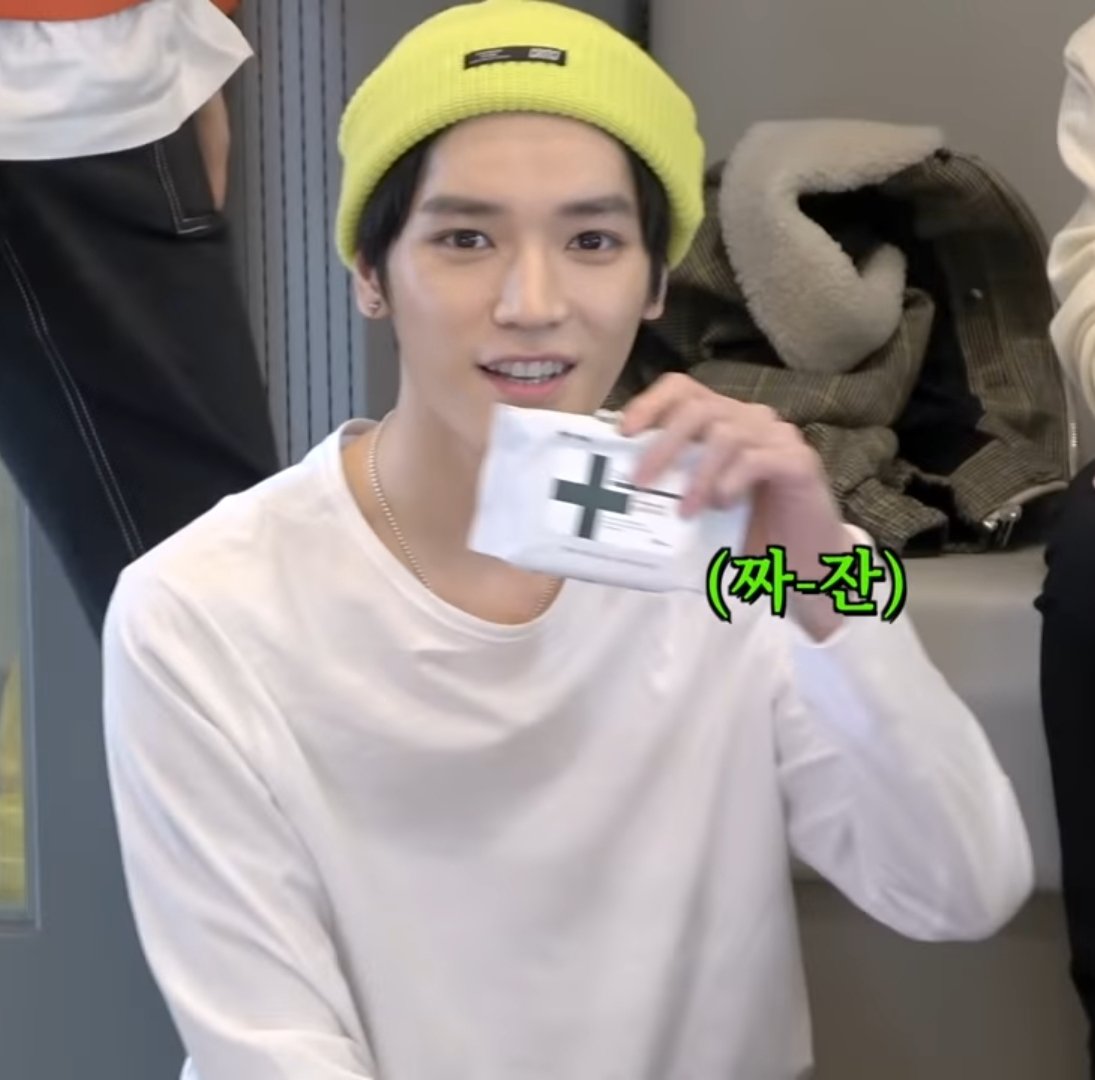 azco_azconia's tweet photo. これ荷物検査のやつで出てきた２箱買いしたという除菌ウェットティッシュでは？www在庫が残り少ないw https://t.co/RXinD5fFrH