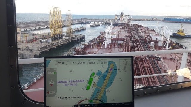 praticagemdobr's tweet image. PPU é um equipamento portátil que auxilia a decisão do Prático durante a navegação e manobras, fornecendo informações mais detalhadas do que os sistemas de bordo. A Praticagem de Pernambuco está apoiando o desenvolvimento de um modelo nacional na USP. #PortablePilotUnit