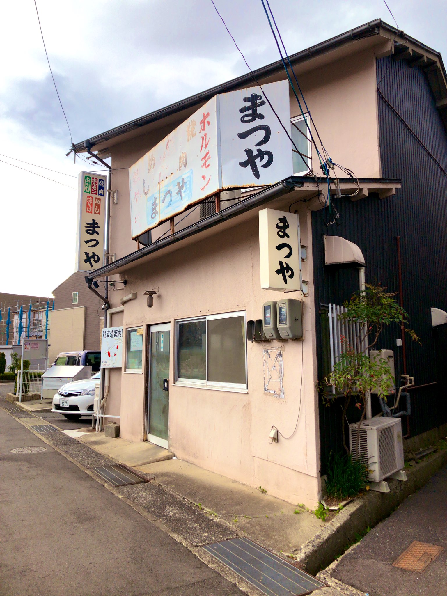 孤独のグルメ情報 非公式アカウント まつやホルモン店 は鳥取駅から徒歩17分と少し外れた大通り沿いにあります 創業60年近い老舗で 鳥取東部に根付いた ホルそば を提供しています 昼は持ち帰りが人気で 夜は居酒屋利用の地元客でいっぱい 二 孤独のグルメ情報 非公式アカウント まつやホルモン店 は鳥取駅から徒歩17分と少し外れた大通り沿いにあります 創業60年近い老舗で 鳥取東部に根付いた ホルそば を提供しています 昼は持ち帰りが人気で 夜は居酒屋利用の地元客でいっぱい 二