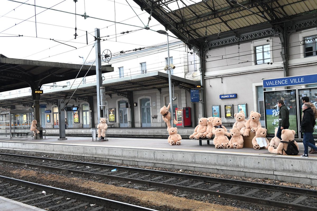 VilledeValence's tweet image. Ils ont débarqué du pôle Nord vendredi pour voir les #feeriesdhiver, ont fait un saut en mairie ensuite et feront leur 1er tour de grande roue demain, dimanche 24 novembre à 11h... bienvenue aux #nounoursavalence ! #moncoeurvalence @museedevalence
@valencetourisme #Valence