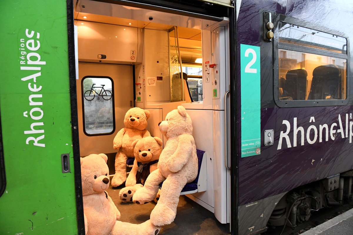 VilledeValence's tweet image. Ils ont débarqué du pôle Nord vendredi pour voir les #feeriesdhiver, ont fait un saut en mairie ensuite et feront leur 1er tour de grande roue demain, dimanche 24 novembre à 11h... bienvenue aux #nounoursavalence ! #moncoeurvalence @museedevalence
@valencetourisme #Valence