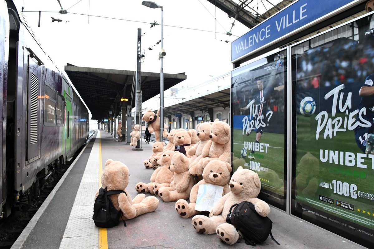 VilledeValence's tweet image. Ils ont débarqué du pôle Nord vendredi pour voir les #feeriesdhiver, ont fait un saut en mairie ensuite et feront leur 1er tour de grande roue demain, dimanche 24 novembre à 11h... bienvenue aux #nounoursavalence ! #moncoeurvalence @museedevalence
@valencetourisme #Valence