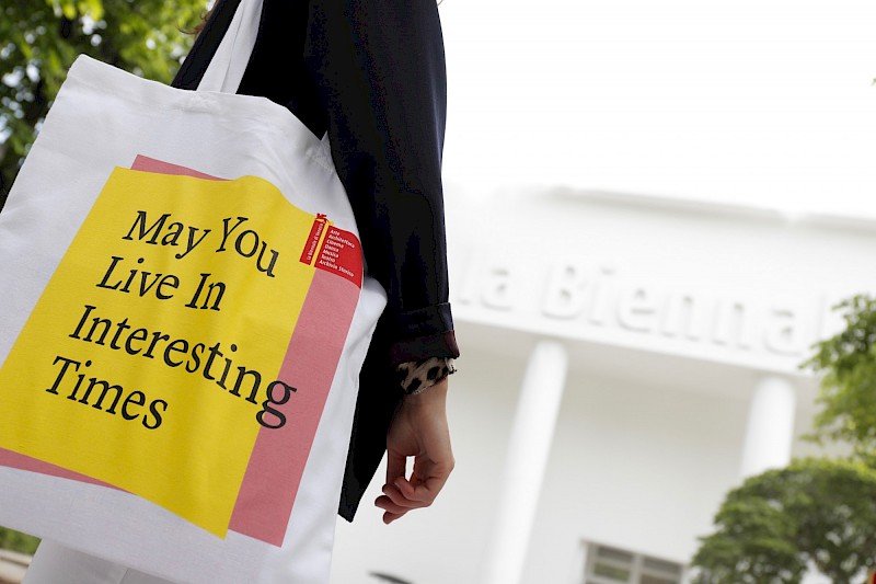 As this years Venice Art Biennale is coming to an end. Zoe Jansen shares her thoughts on this magnificent arts festival and looks at what retailers can learn from the art scene. 

Read the full article here: prosper-design.com/what-can-retai…