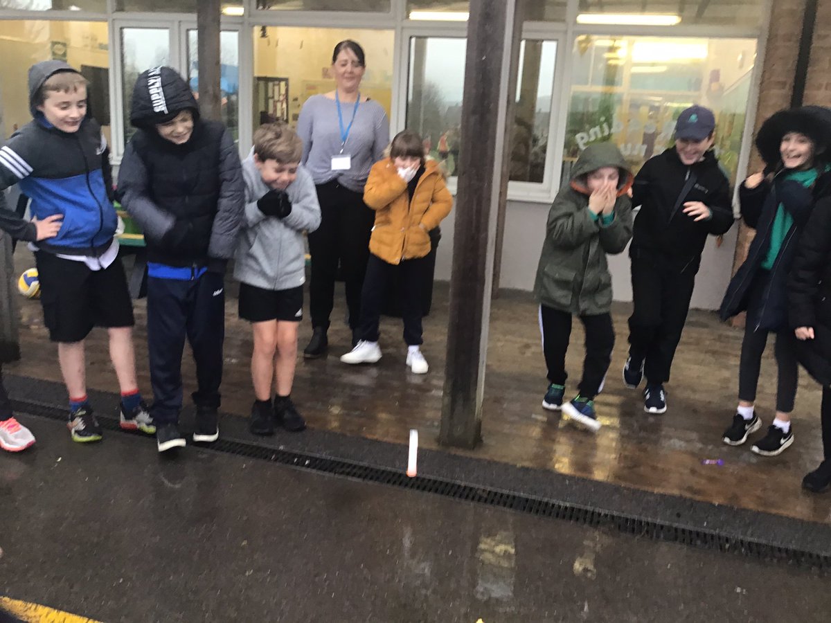 LakesideYr5's tweet photo. Investigating unbalanced forces! #lakesidescience https://t.co/j22nJ9oWsg