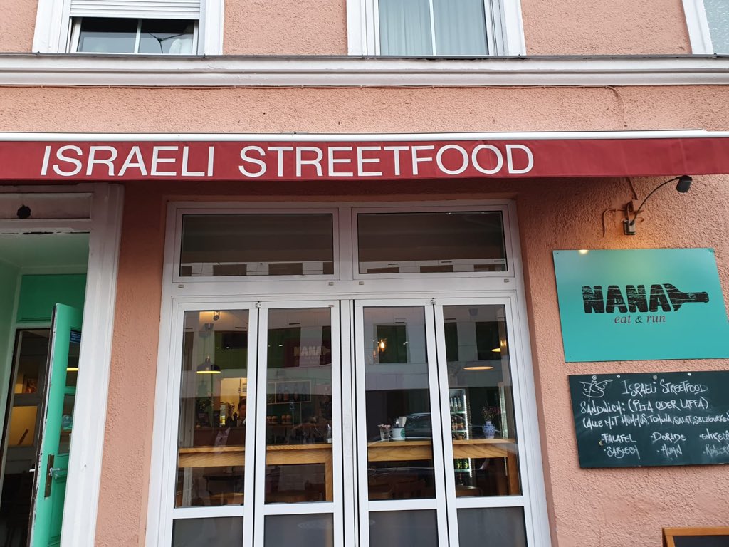 IsraelinMunich's tweet photo. Das #israelische Restaurant #Nana wurde diese Woche angegriffen - mit Steinen wurde die Scheibe eingeschmissen. Ich lade euch hiermit dazu ein, auf diesen rückgratlosen Angriff so zu reagieren wie ich: kommt und genießt leckeres israelisches Essen. #Beteavon und Shabbat Shalom. https://t.co/bO6CkBhzhZ
