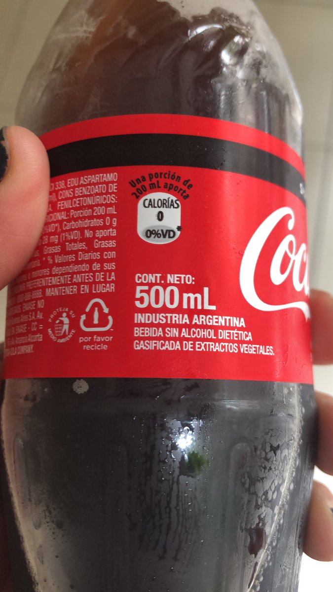 De a poquito y casi sin que nos diéramos cuenta, la botellita de gaseosa que traía 600 centímetros cúbicos ahora trae 500. Y cuesta lo mismo. Escenas explícitas del país macrista.