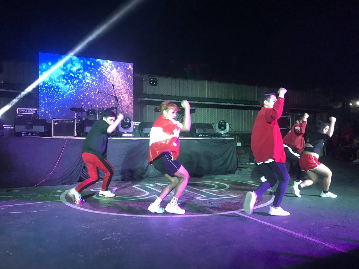 upboutcrop's tweet photo. UPB Shadows entertains the crowd with a dance number.
#FreshieNight2019
#IskolarNgBayan
#Intayon https://t.co/RVBKPdWWyM