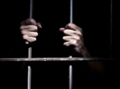 الجهات الأمنية بجدة تضبط محتال لقيامه بالنصب والاحتيال على العاملين في محال الذهب والمجوهرات بجدة .. وعثر بحوزة المحتال علي أطقم مجوهرات ومصوغات ذهبية وعقد ألماس؛ تقدّر قيمتها إجمالاً بـ 62 ألف ريال.
.
#حدث