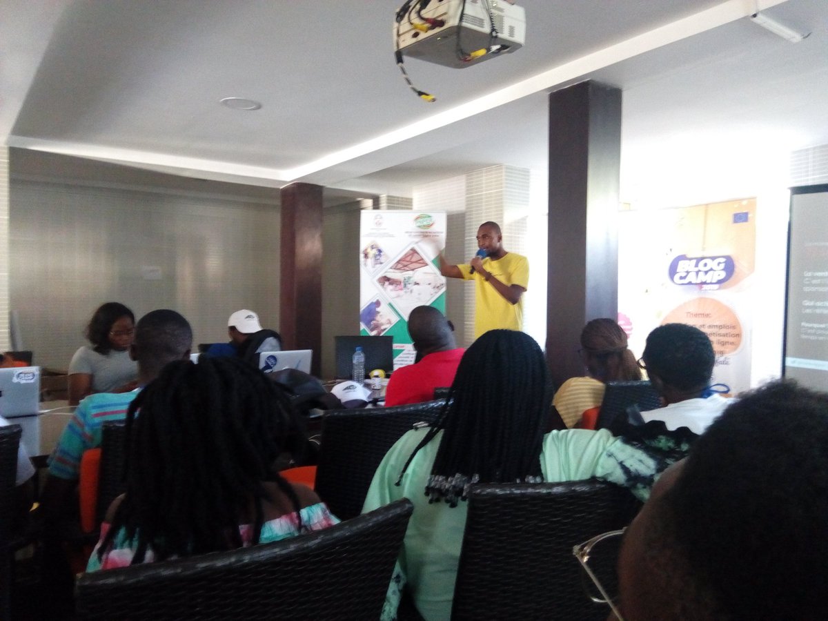 Apush_Bruh's tweet image. En cours au #BlogCamp avec @efycacement 
Theme: "Nouvelles stratégies de Monétisation d'un blog ou d'un média internet en 2020."

@Blog228 
@AphtalC 
@GuillaumeDjondo
#BlogCamp228
@228Events 
@228togoviwo 
#Fadef
#Defale