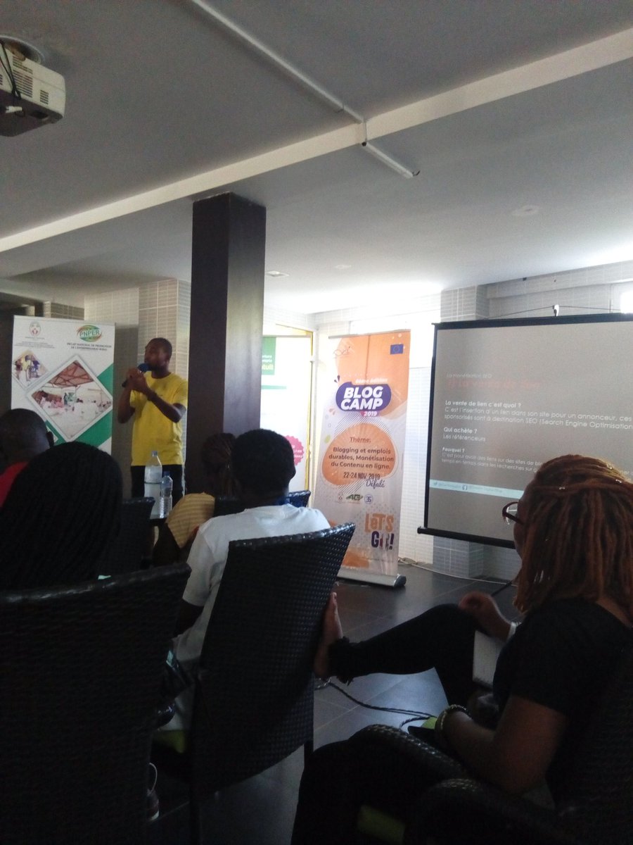 Apush_Bruh's tweet image. En cours au #BlogCamp avec @efycacement 
Theme: "Nouvelles stratégies de Monétisation d'un blog ou d'un média internet en 2020."

@Blog228 
@AphtalC 
@GuillaumeDjondo
#BlogCamp228
@228Events 
@228togoviwo 
#Fadef
#Defale