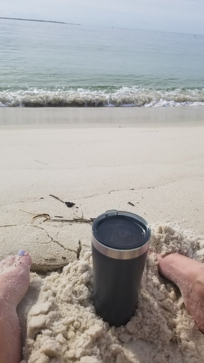 NicholeDZLN's tweet photo. When you get to enjoy your coffee on the beach ❤❤❤ https://t.co/dnUbLrutzM
