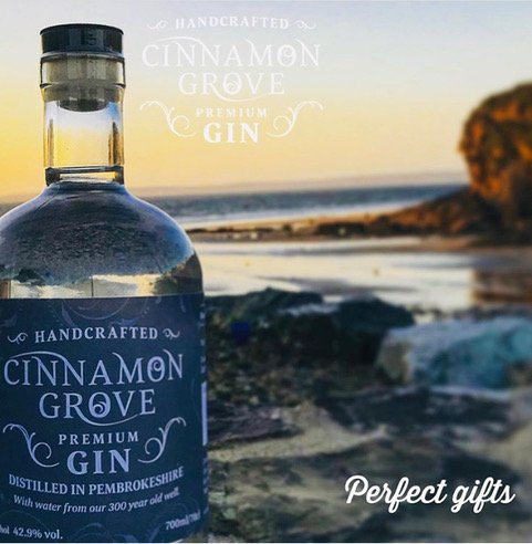 cywain_mab's tweet photo. CINNAMON GROVE GIN
Bydd distylllfa jin cyntaf Sir Benfro, yn dod ag ysbryd yr ŵyl i’r #NeuaddFwyd yn y #FfairAaef, 26/11.  Mae’r cynnyrch yn cael ei wneud â llaw mewn sypiau bach ar Fferm Cinnamon Grove yng nghalon y sir.   Dewch draw i #StondinCywain i weld... #jin #SirBenfro https://t.co/9gk6vxbHER