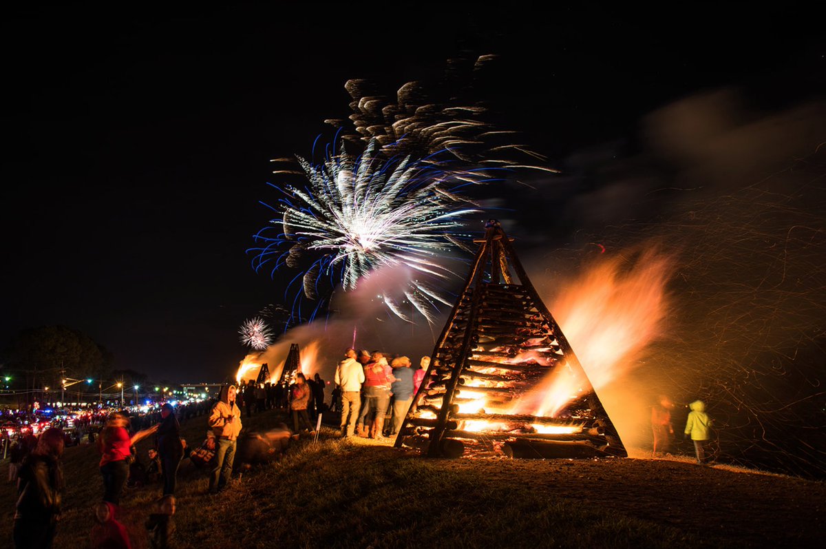 LARiverParishes's tweet photo. Bonfires on the Levee is a tradition like no other. Each Christmas Eve night, large bonfires are lit intending to light the way for Papa Noël. Many of the bonfires are set up in elaborate designs while others stay true to a pyramid-shaped cone some soaring twenty feet tall. https://t.co/w6ENB7SQ7Z