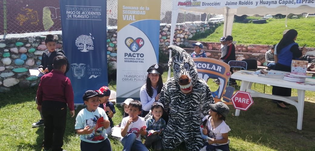 ximepb's tweet photo. En Cuenca la @ANT_ECUADOR desarrolla Casa Abierta por la X semana de la Seguridad Vial participan @JorgeMo33944153 @MTOP_Zona6 @CTEcuador escuela #Practi-Car con los niños y docentes de la UE Nova @yruilova gracias por tan linda participación! #MiEscuelitaRespetaLaLeyDeTransito https://t.co/UK6O9BlXLB