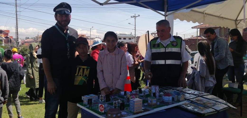 ximepb's tweet photo. En Cuenca la @ANT_ECUADOR desarrolla Casa Abierta por la X semana de la Seguridad Vial participan @JorgeMo33944153 @MTOP_Zona6 @CTEcuador escuela #Practi-Car con los niños y docentes de la UE Nova @yruilova gracias por tan linda participación! #MiEscuelitaRespetaLaLeyDeTransito https://t.co/UK6O9BlXLB