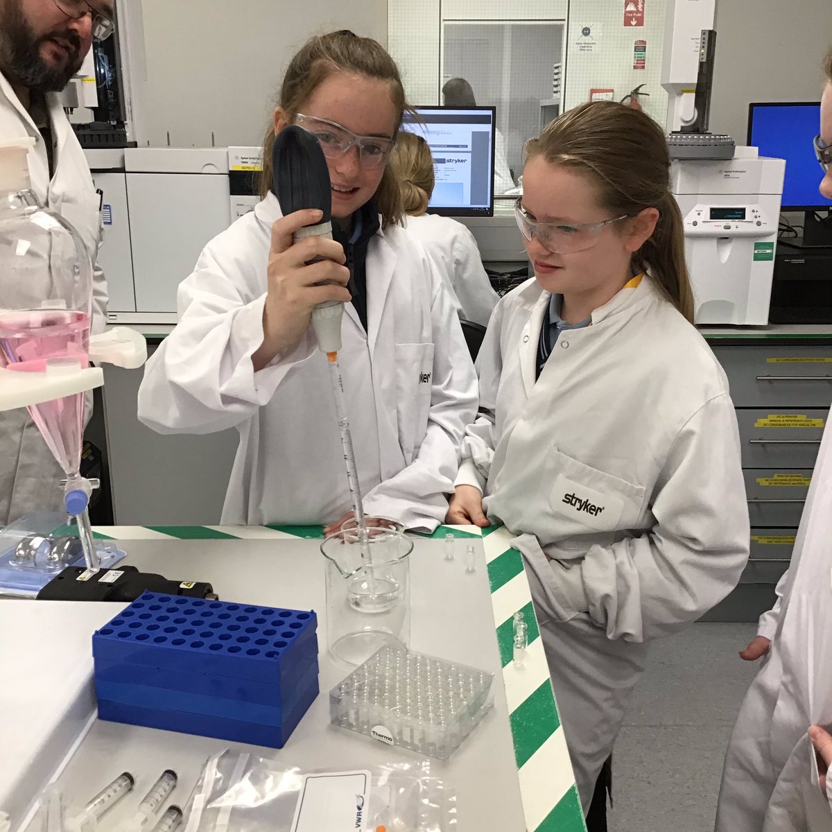 OurLadysAbbey's tweet image. 🥼🔬 We were lucky enough to get a tour of the production lines, see all the different stages of production and chat to lots of the Stryker staff along the way. Mixing bone cement, filling vials and seeing the labs in action....what a day 🤩🤩 @PDSTPrimarySTEM #ScienceWeek2019