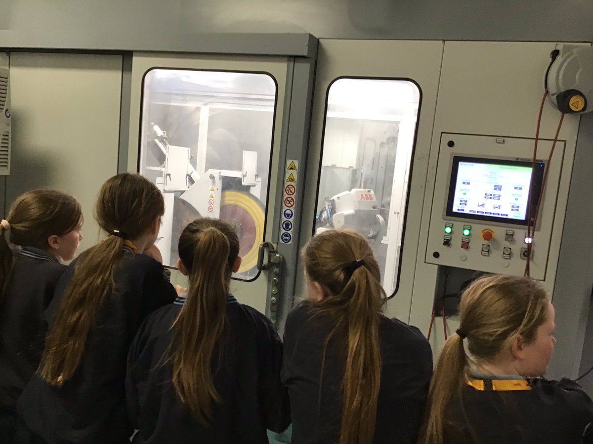 OurLadysAbbey's tweet image. 🥼🔬 We were lucky enough to get a tour of the production lines, see all the different stages of production and chat to lots of the Stryker staff along the way. Mixing bone cement, filling vials and seeing the labs in action....what a day 🤩🤩 @PDSTPrimarySTEM #ScienceWeek2019