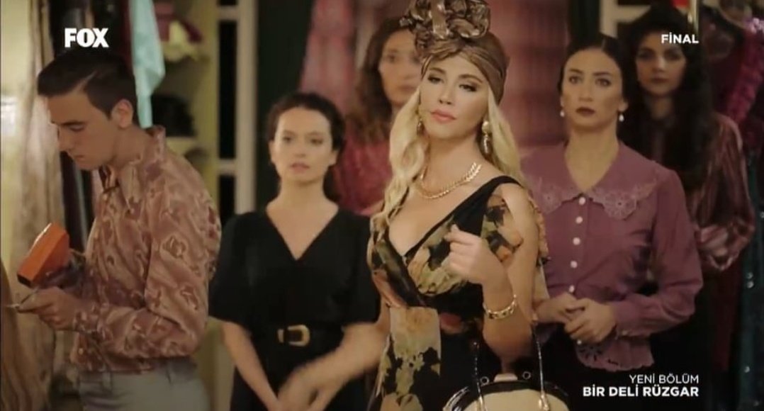 Mekanın sahibi geri geldi.
Melikeleri pistten alalım, alalım.
#BirDeliRüzgar