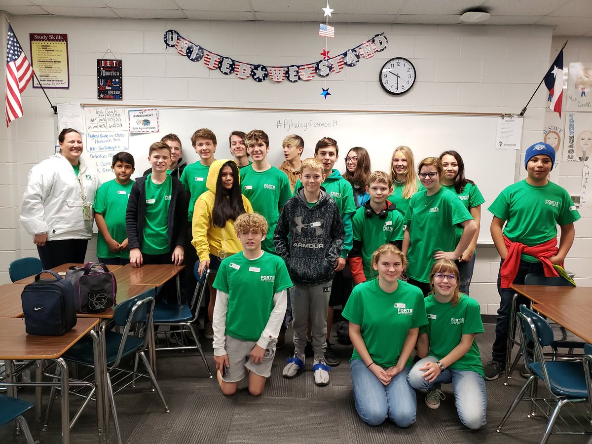 MRSCOACHHINKLE's tweet photo. #fjhdayofservice19 https://t.co/m6OzjB5pDz