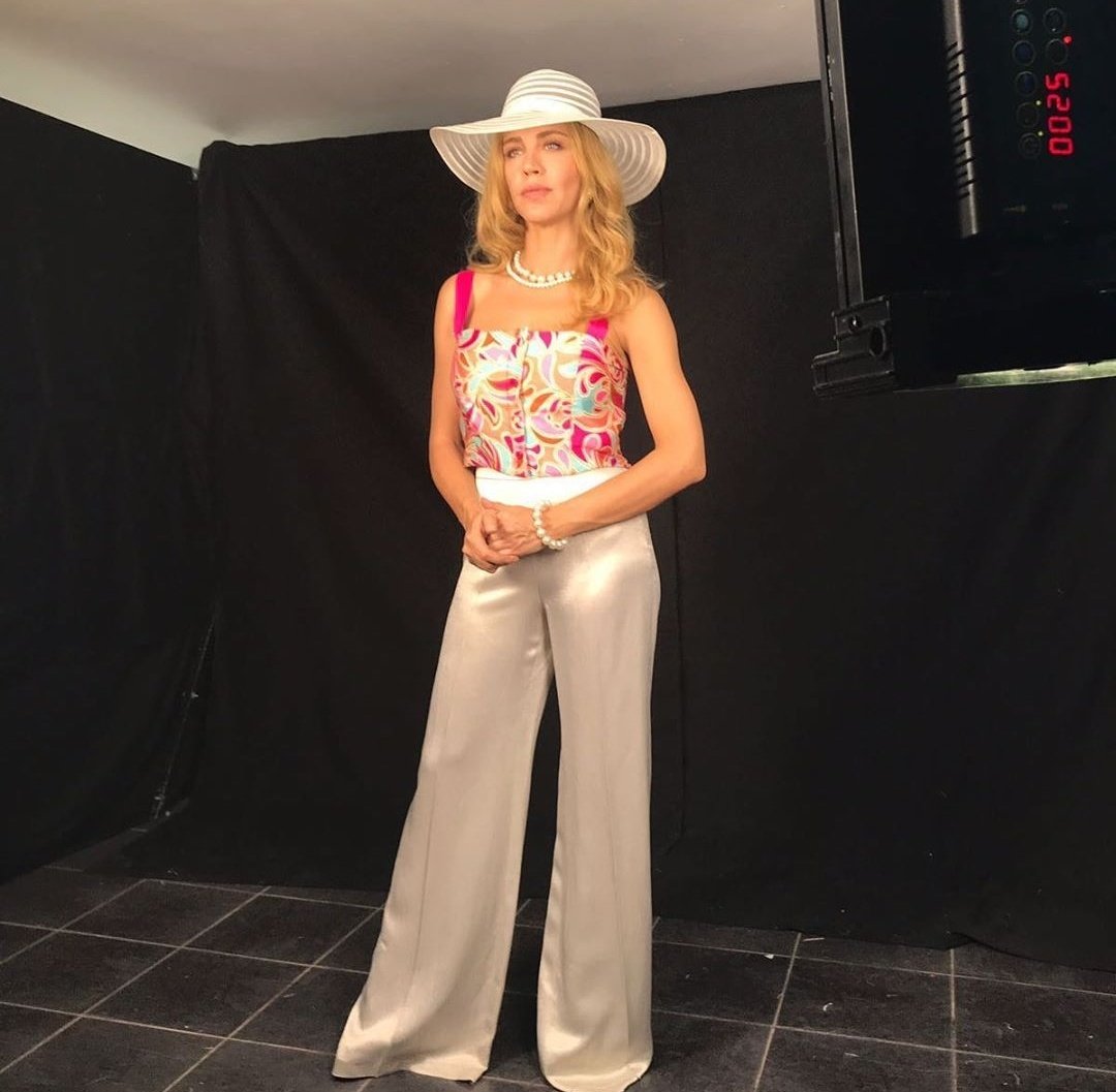 Soran olursa Sevim Hanım fuar için çekimlerde kameralara poz veriyor dersiniz. #BirDeliRüzgar