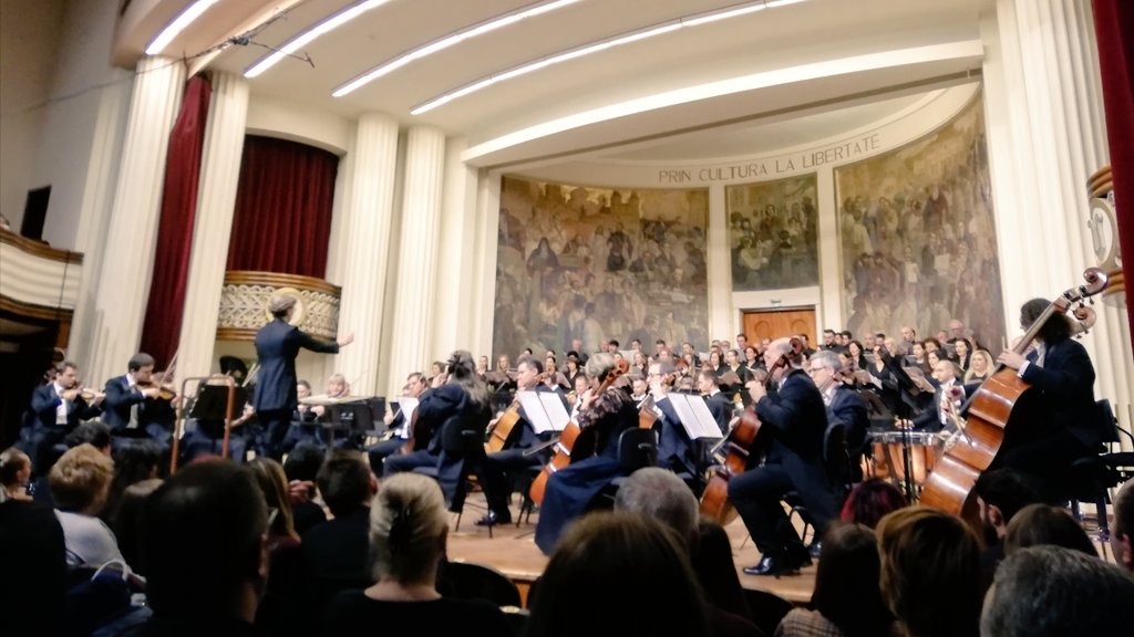 Elizabeth Askren conducting the Transilvania Philarmonic Orchestra at the closing concert of the XXIXth Mozart Festival in #Cluj.