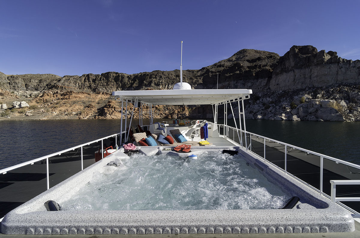Hot tub days are not over just yet. There's no better time to book a weekend getaway to Callville Bay: bit.ly/2sJNKIG