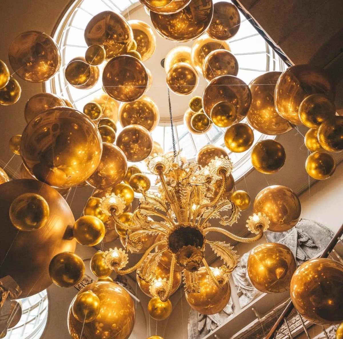 GOLD RUSH // <a href="/3BubblegumGirls/">Bubblegum Balloons</a> balloon spectacle on the Soane Staircase #aynhoepark #balloon #goldrush #soanestaircase #statement #staircase #magical #spectacle #countryhouse #exclusivehire #wedding #privateevent #corporate #weekendready