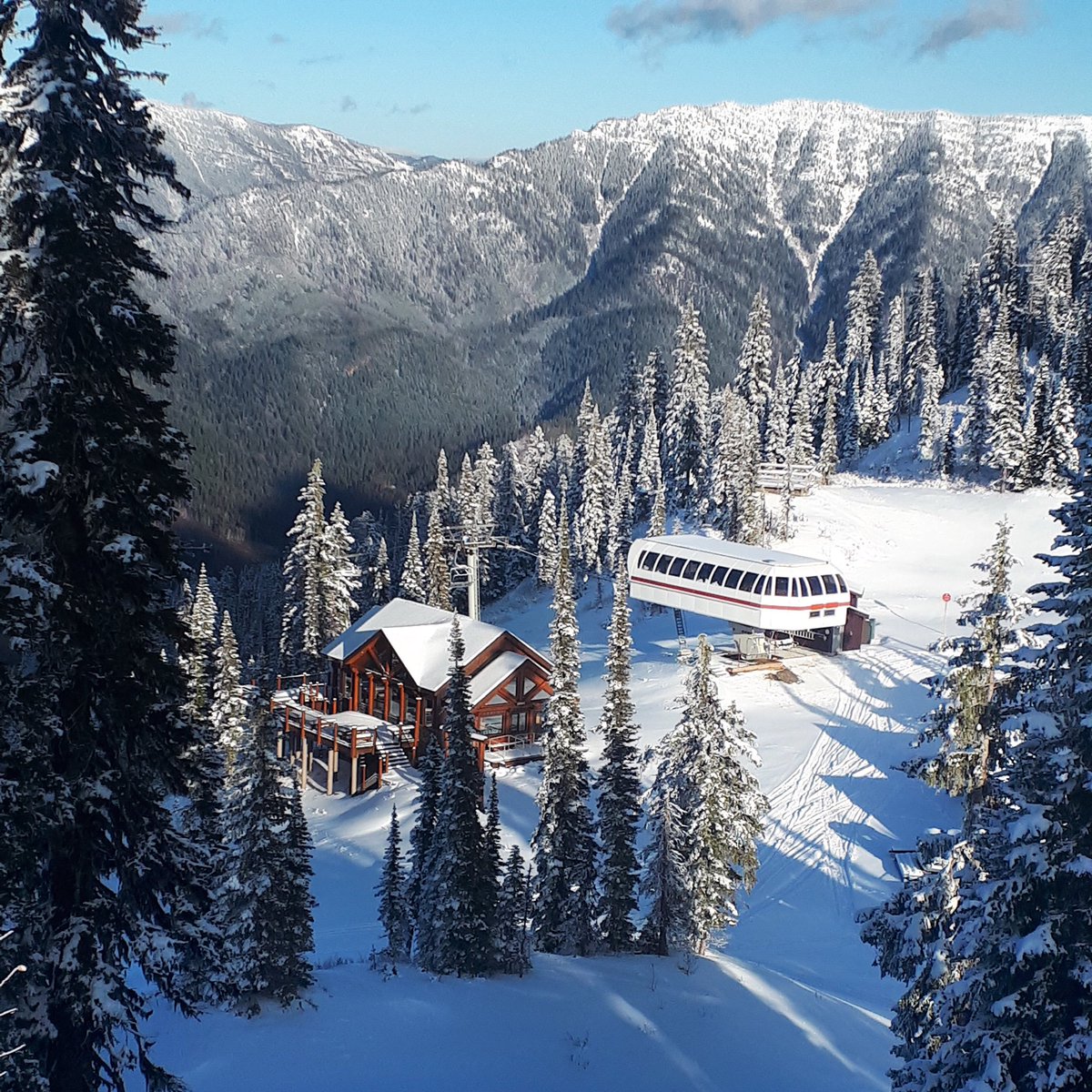 SkiFernie's tweet image. These beautiful days are great for the views but we’re hoping that the Fernie Factor kicks in this weekend 🙏❄️ #lovefernie #skifernie #ferniealpineresort