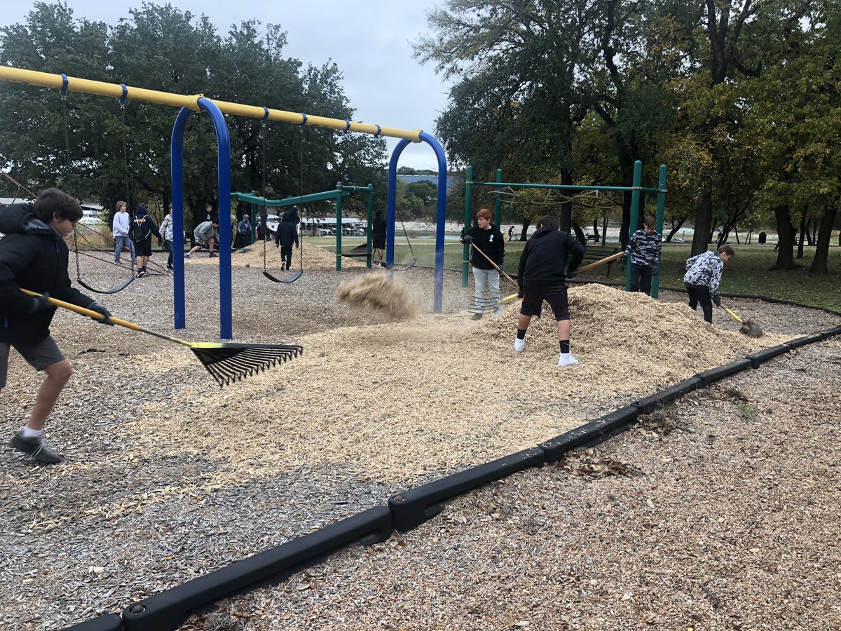 CoachLeDoux5's tweet photo. HB Bucs enjoying their Day of Service and giving back to our community! #HBRising @HudsonBendMS @CoachPolites https://t.co/kPzeydTBY9