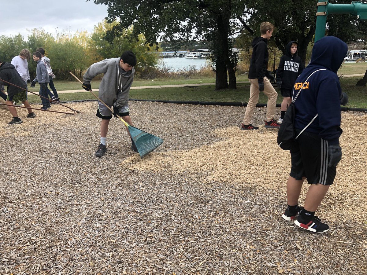 CoachLeDoux5's tweet photo. HB Bucs enjoying their Day of Service and giving back to our community! #HBRising @HudsonBendMS @CoachPolites https://t.co/kPzeydTBY9