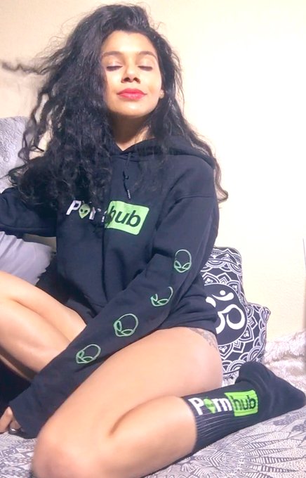 Cuddle weather, who&rsquo;s joining??? 👽👽👽👽 https://t.co/kE9xzQFSGF<a href="/tag/la"class="tags"><span>#la</span></a>