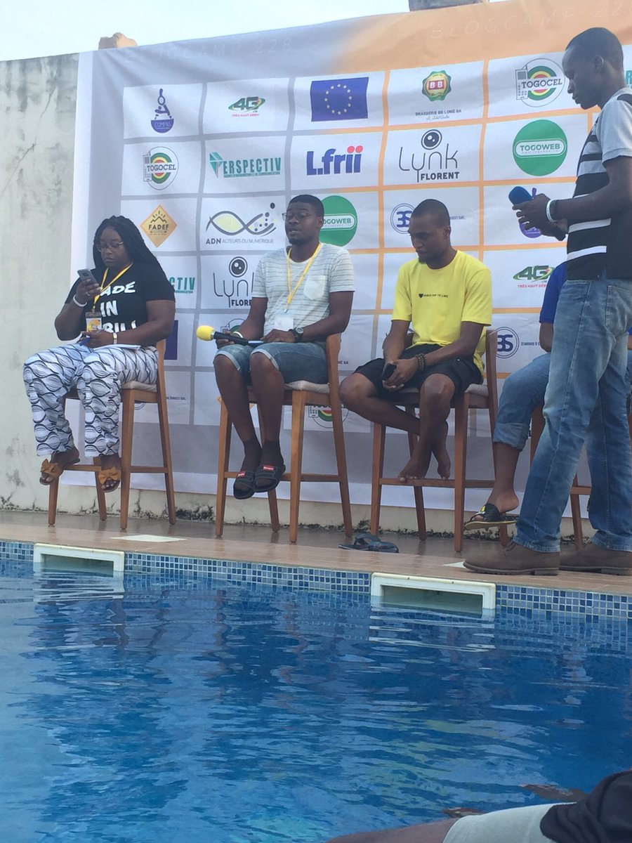 LoukiGirl's tweet image. Aristide de Togoweb explique qu’en créant du contenu digital ils contribuent à protéger les arbres puisque c’est moins de papier et en prenant des jeunes fraîchement sortis de l’université dans leur équipe, ils leur donnent une expérience nécessaire pour plus tard. #BlogCamp228