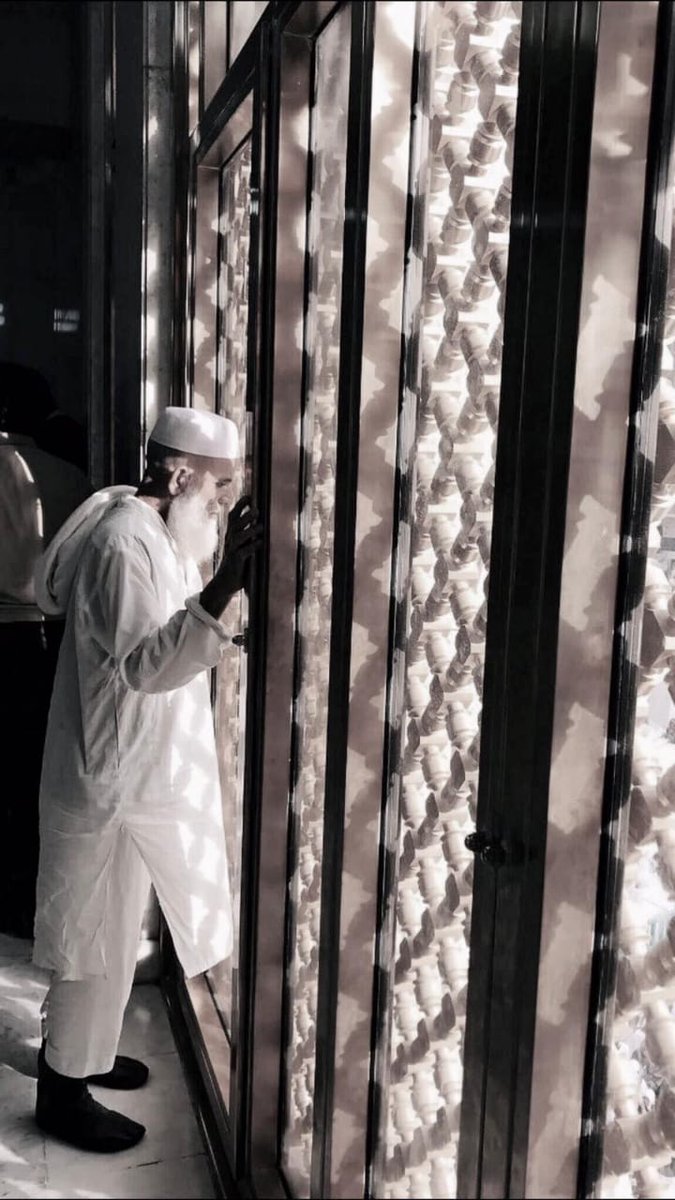 يقول حكيم:
لا يجتمع الشقاء مع ثلاث :

البر :
"وبَرًّا بوالدتي ولم يجعلني جبارا شقيا"

الدعاء :
"ولم أكن بدعائك رب شقيا"
"وأدعو ربي عسى ألا أكون بدعاء ربي شقيا"

و كثرة تلاوة القرآن :
"ما أنزلنا عليك القرآن لتشقى"