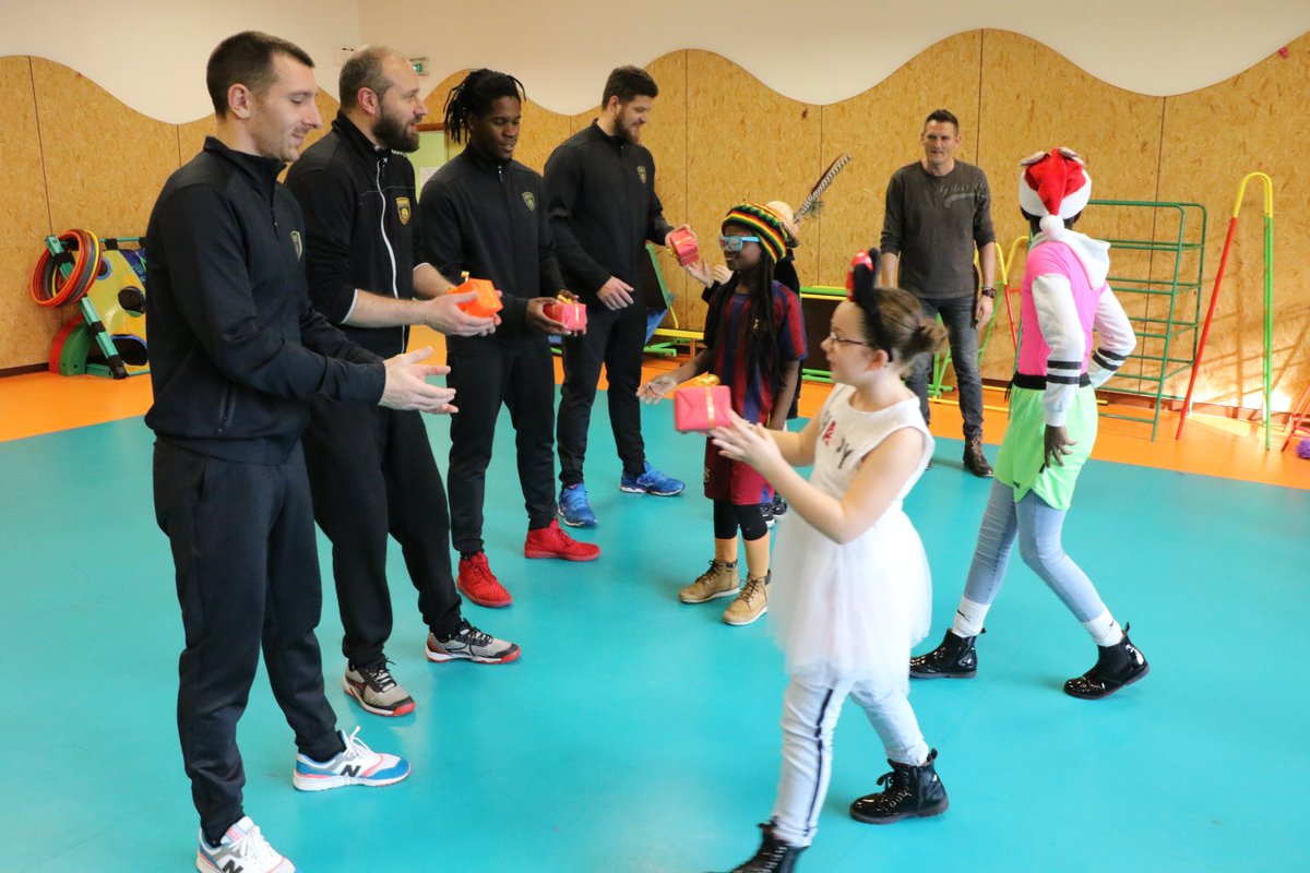 USDKDunkerque's tweet photo. Ce midi, c'était #DéjeunerSportif à l'école Neptune de #Dunkerque! Mais quel bonheur à chaque fois ces moments avec les enfants!😍 #AnimHand #LESPRITDUPARTAGE🤝 #LESPRITDEDUNKERQUE🙏 @Dunkerque
📸Vincent Weisbecker https://t.co/wI5vXDN7R0