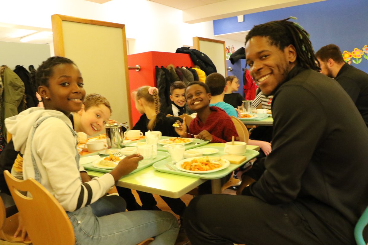 USDKDunkerque's tweet photo. Ce midi, c'était #DéjeunerSportif à l'école Neptune de #Dunkerque! Mais quel bonheur à chaque fois ces moments avec les enfants!😍 #AnimHand #LESPRITDUPARTAGE🤝 #LESPRITDEDUNKERQUE🙏 @Dunkerque
📸Vincent Weisbecker https://t.co/wI5vXDN7R0